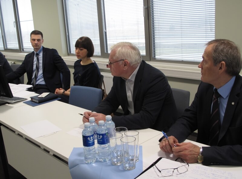 Specialiųjų tyrimų tarnybos (STT) pareigūnai Jurgita Razmytė ir Aloyzas Šafranovičius (kairėje) surengė pasitarimą su asociacijos „Transeksta" prezidentu Antanu Dadurka (dešinėje), direktoriumi Gintautu Šlėderiu (centre) ir techninės apžiūros įmonių vadovais.