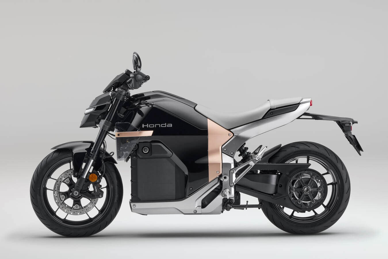 „Honda“ pradeda elektrinio motociklo „Honda WN7“ gamybą 